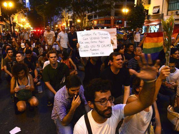 Gays protestam por adolescente morto: 'não foi suicídio'