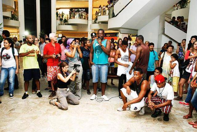 Jovens fazem 'rolezinho' no Shopping Barra