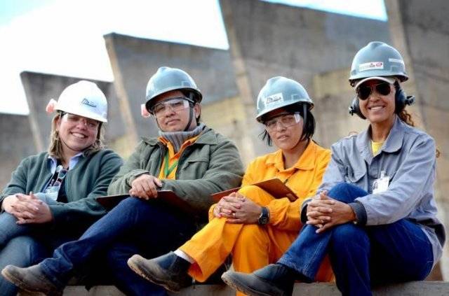 mulheres trabalhando na construção civil