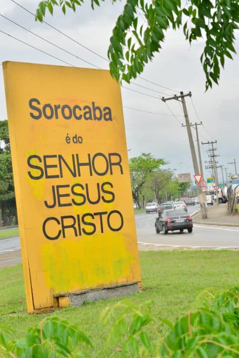Agora é oficial: Justiça manda retirar o totem religioso “Sorocaba é do Senhor Jesus” da entrada da cidade