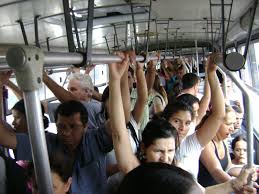 Mulheres poderão desembarcar de ônibus em qualquer local após as 22h no DF