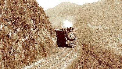 E as primeiras locomotivas a vapor começam a correr pelos trilhos da ferrovia