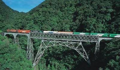 Transpondo a Serra do Mar a ferrovia é orgulho da tecnologia brasileira