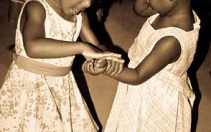 Black-kids-holding-hands-415x260