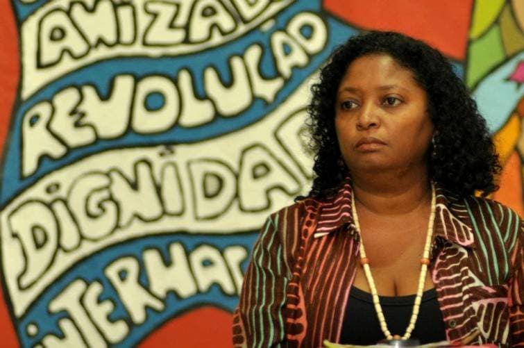 A história oficial exclui os negros da construção do país, denuncia Cláudia Durans