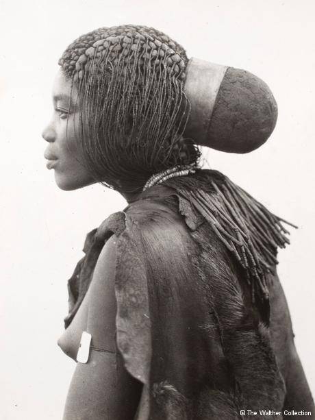 Mulher da tribo bantu em foto de 1936 de Duggan-Cronin