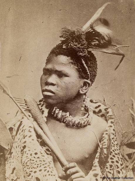 Cartão postal "étnico" mostra homem zulu da África do Sul, por volta de 1870