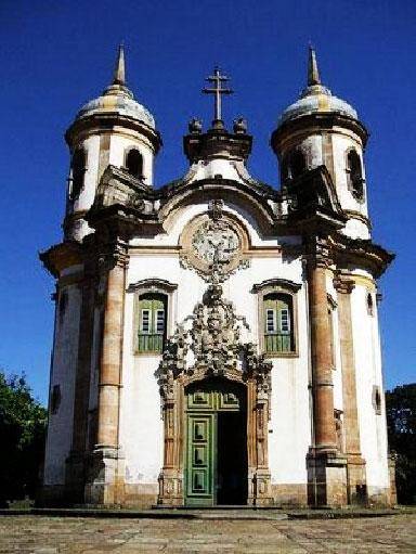 Igreja de São Francisco em Ouro Preto, com uma magnífica portada em pedra-sabão realizada pelo Aleijadinho.