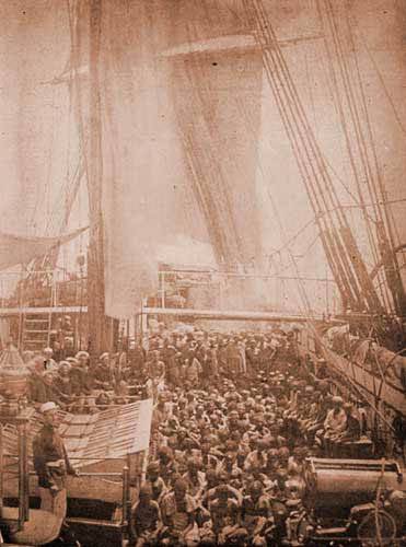 Essa imagem é um dos primeiros registros de Africanos sendo resgatados de um navio negreiro pela Marinha Real Britânica. Imagem cortesia dos Arquivos Nacionais Britânicos, Serviço de Arquivos Públicos, Londres.
