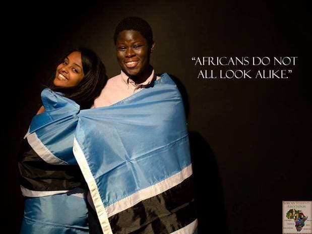 Cada uma das imagens mostra uma mensagem para refutar comentários ofensivos que os estudantes costumam ouvir. "Os africanos não são todos parecidos" é uma delas