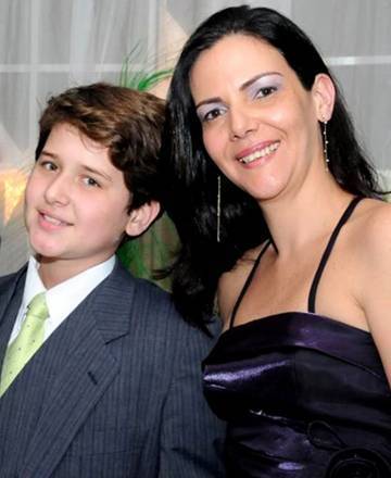 Alexandre ao lado da mãe, em foto tirada na festa de quinze anos da irmã, Paula.
