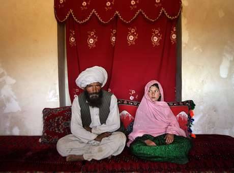 Foto premiada mostra a realidade dos casamentos forçados entre meninas e homens adultos: a menina Ghullam foi vendida ao seu marido, mais de 30 anos mais velho que ela Foto: Unicef / Reproduçã