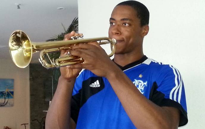 Nas horas vagas, Meyinsse troca a bola de basquete e o uniforme do Flamengo por seu trompete (Foto: Marcello Pires