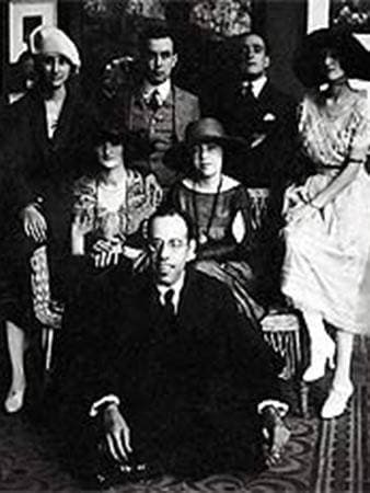 Mário de Andrade (sentado), Anita Malfatti (sentada, ao centro) e Zina Aita (à esquerda de Anita), em 1922.