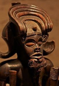 O príncipe Kimbinda Ilunga representado em esculturas – Wikipedia