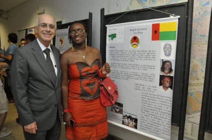 Reitor da UFG e presidente da comissão organizadora da Semana da África visitam exposição organizada por estudantes do Lagente