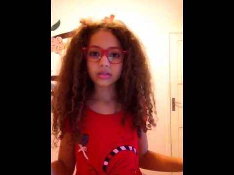 Menina de 10 anos se recusa a alisar cabelo e faz vídeo para