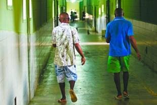 Carentes de defesa, condenados africanos Victor e Alfredo demoram mais na prisão FOTOS: FABIANE DE PAULA