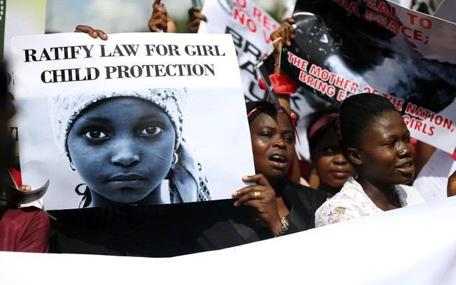 Líder do Boko Haram promete vender jovens raptadas na Nigéria