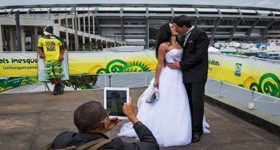 Um casal comemora sua união no Maracanã em 2013. / CHRISTOPHER PILLITZ