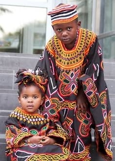Crianças de Camarões em roupas tradicional.