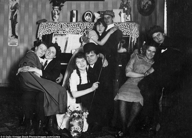 Casais de lésbicas em 1910.