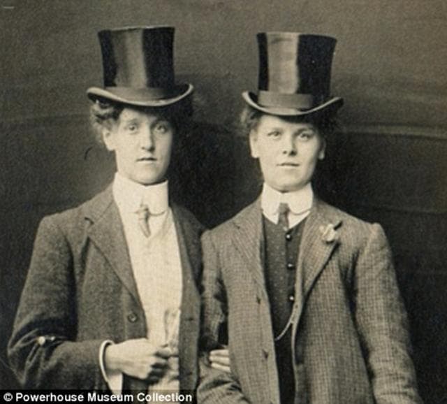 Gentlewomen com cartolas e ternos em 1920.