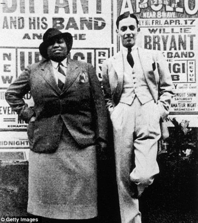 Cantora americana de blues Gladys Bentley com a líder da banda (1930).