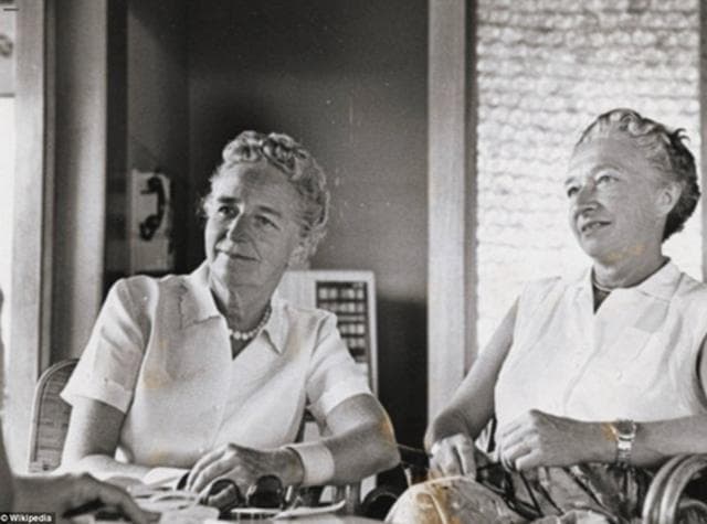 Author Kathryn Hulme e Marie Louise Habets (1956).