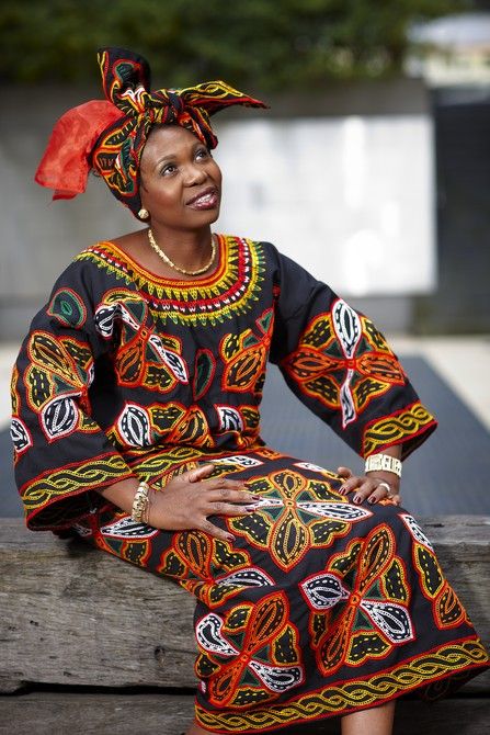 Mimmie Ngum Chi no vestido camaronês tradicional. Image: Benjamin Healley Fonte: Museu Victoria