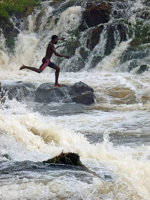 O menino que salta nas cataratas Lobo, Kribi, Camarões. Foto: ToSStudio