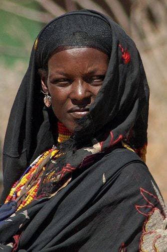 Rainha Amina Mohamud - Nigéria - cerca de 1450 CE: Amina foi uma rainha guerreira Hausa muçulmana de Zazzau, no que é hoje central norte da Nigéria. Ela é o tema de muitas lendas, mas é amplamente considerado pelos historiadores como tendo sido um verdadeiro governante. Mito popular diz Amina era um guerreiro feroz e amado lutando. Ela evitou o casamento e, em vez ajudou Zazzau conquistar tribos vizinhas e tornar-se o centro do comércio norte Africano