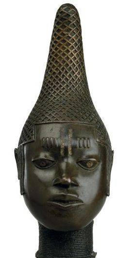 Rainha Idia era a mãe de Esigie, o Oba de Benin, que governou 1504-1550. Ela desempenhou um papel muito importante na ascensão e reinado de seu filho. Ela foi um forte guerreiro que lutou incansavelmente antes e durante o reinado de seu filho como o Oba (rei) do povo Edo.