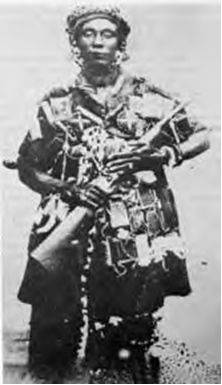 Yaa Asantewaa; 1840-1921; Yaa Asantewaa foi nomeado rainha-mãe de Ejisu do Império Ashanti, agora parte da moderna Gana por seu irmão Nana Akwasi Afrane Okpese, o "governante de Ejisu" Ejisuhene. Em 1900, ela liderou a rebelião Ashanti conhecido como a Guerra da Golden Stool contra o colonialismo britânico.