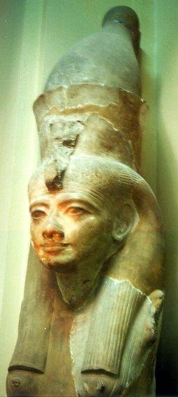 Hatshepsut (1473-1458 aC) foi a filha de Tutmés I, e levou o sangue de Ahmose, que, duas gerações antes tinha finalmente libertado do domínio dos hicsos Egito.