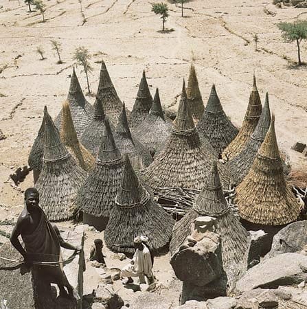 Telhados cônicos de casas cilíndricas em um composto Matakam, Camarões cobertas de palha. por Rene Gardi