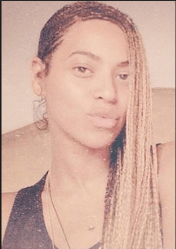 Beyoncé compartilhou o novo visual com seus seguidores do Instagram. Após as várias mudanças nos fios ao longo do semestre, ela exibiu tranças compridas, com a raiz escura e as pontas mais claras