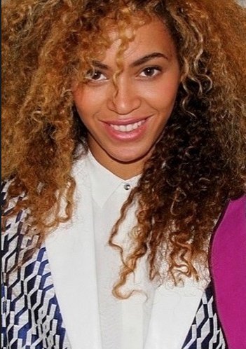 Em um dos visuais usados neste semestre, Beyoncé mostrou fios crespos e volumosos em seu Instagram. Alguns seguidores suspeitaram e comentaram que o look poderia ser uma peruca, mas a cantora não confirmou a informação