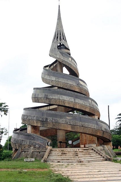 Yaoundé, Camarões --- Este é o "monumento de la reunificação", que simboliza a união dos franceses e a parte Inglês de Camarões.