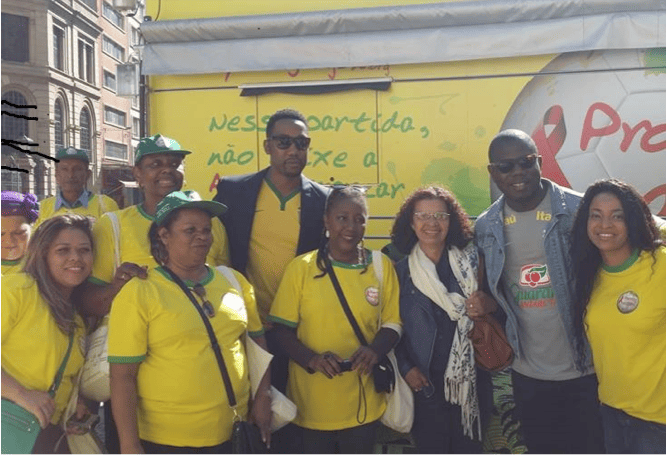 Promotoras Legais Populares do Geledés recebem netos de  Nelson Mandela em atividade de prevenção a AIDS