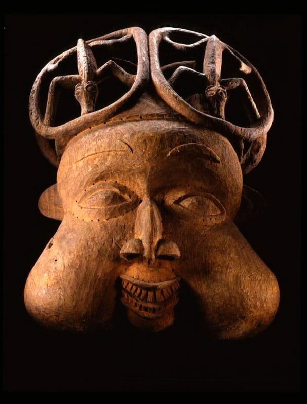 Máscara da etnia Bamileke (de Camarões), pertencente à coleção do museu etnológico de Berlim.