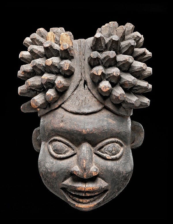 Máscara da etnia Kom, pertencente à coleção do museu etnológico de Berlim