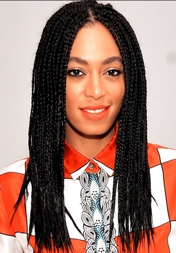 Em um evento de moda em Nova York (EUA), a cantora usa tranças longas e finas, aproximando-se do visual rastafári 