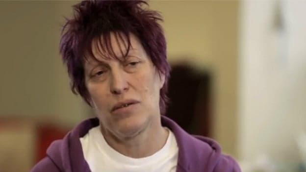 Diagnosticada aos 55 anos, britânica usa crachá: ‘Tenho Alzheimer’