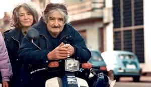 Ana, quando voltou a ser Lucía Topolanskiy Ulpiano, quando voltou a se chamar Pepe Mujica. O recomeço, vendendo flores no mercado de Montevidéu, enquanto vivem, juntos, a mais linda história de amor do Uruguai.