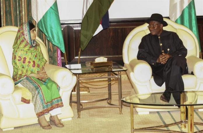 A adolescente de 17 anos Malala e Goodluck Jonathan, durante reunião no palácio do líder em Abuja (capital) no último dia 14 de julho