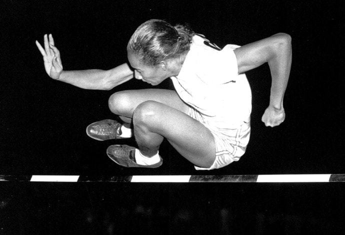 Alice Coachman durante uma prova do salto em altura, quando jovem (Foto: AP)