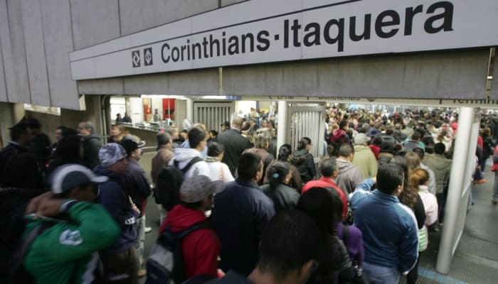 A decisão absurda de mudar o horário do metrô paulista em dias de jogo para atender a Globo