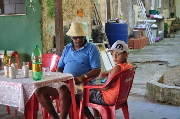 Luiz Pinto e seu neto no quilombo. (Carolina Ramirez/The Huffington Post)