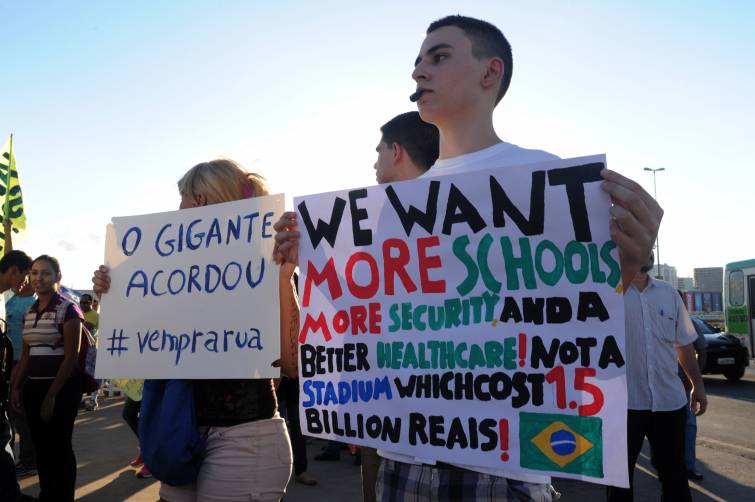 studante segura placas durante protesto(Evaristo Sa/Getty Images) 
